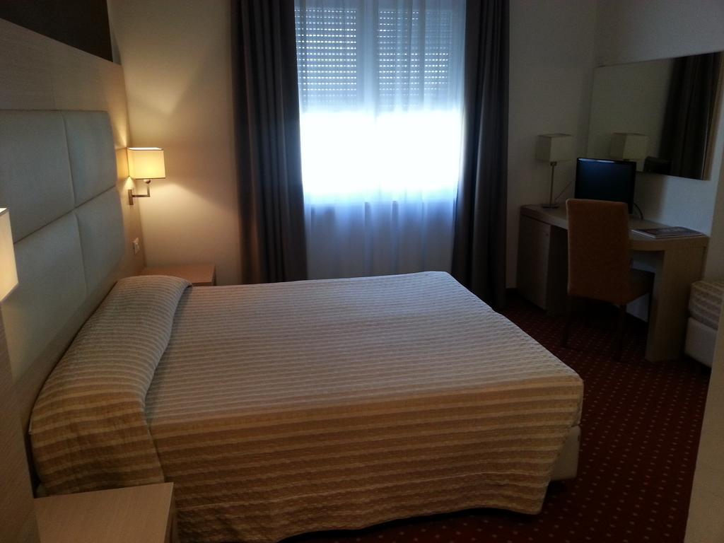 Hotel Regina Bolzano Rum bild