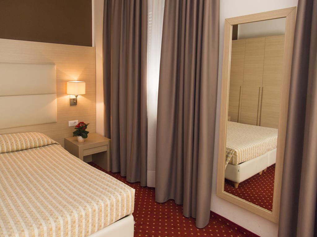 Hotel Regina Bolzano Exteriör bild
