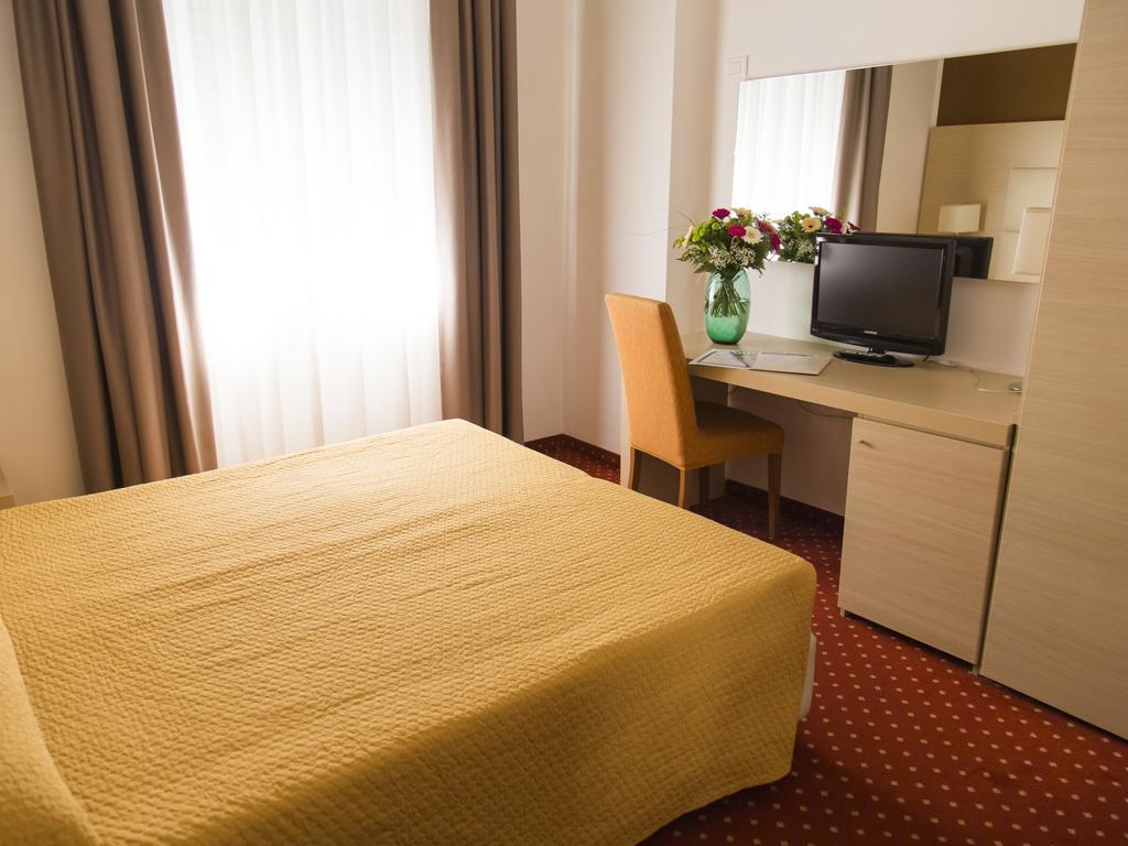 Hotel Regina Bolzano Exteriör bild