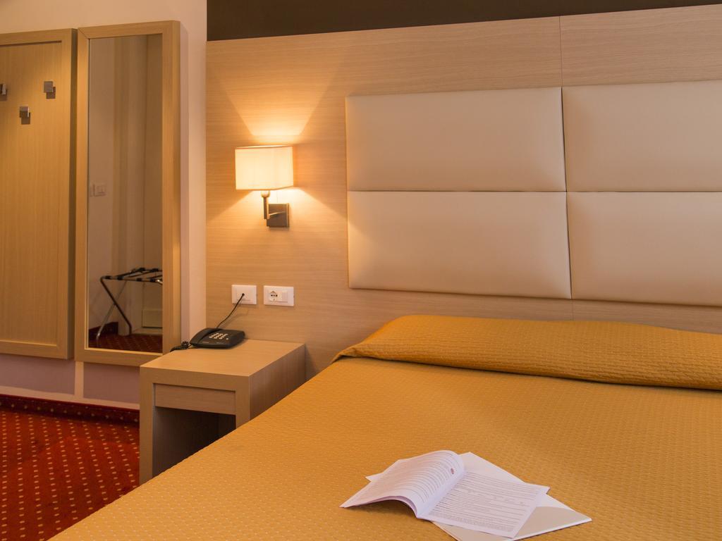 Hotel Regina Bolzano Exteriör bild